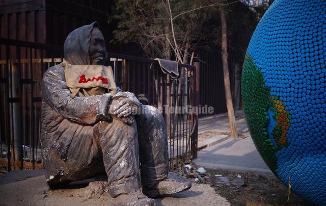 Beijing 798 Art Zone Lifelike Sculpture