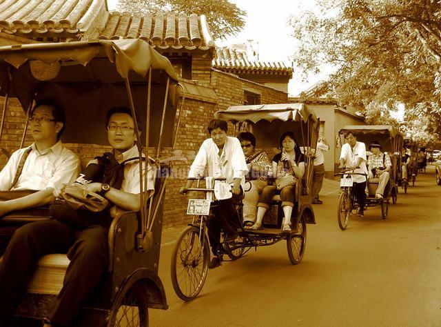 Visitors Visit Beijing Hutong