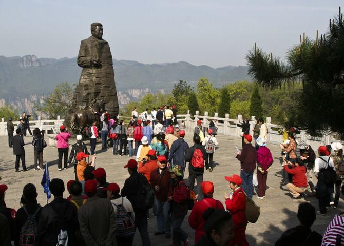 Tourists Visit Helong Park in Zhangjiajie China