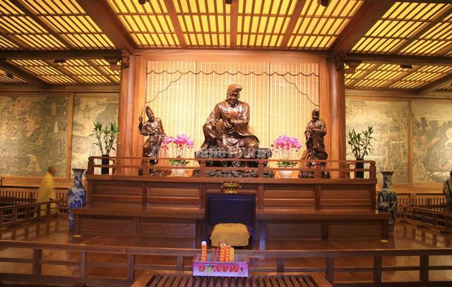 The Daoji Buddhist Monk's Statue in Lingyin Temple 