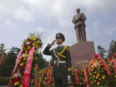 Mao Zedong Bronze Statue Square