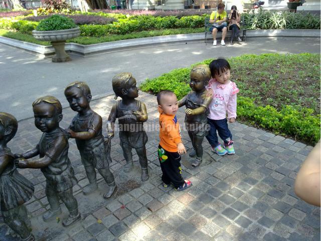 Guangzhou Shamian Island Roadside Sculpture