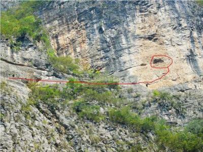 Hanging-coffin burial in Shennong Stream