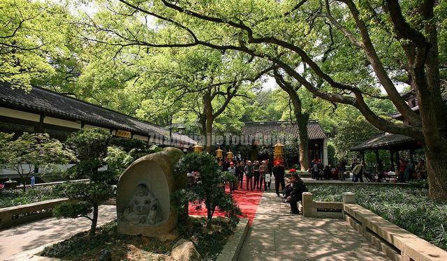 Visitors Visit Six Harmonies Pagoda Hangzhou