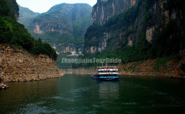 Three Gorges Beautiful View and Small Ship Chongqing