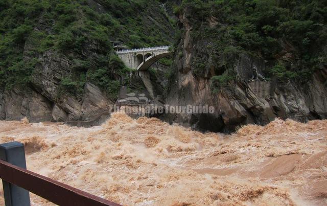 Tiger Leaping Gorge Angery River Scenery Lijiang