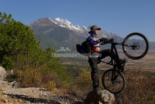 Visitor Imitating Tiger Leaping Gorge Lijiang