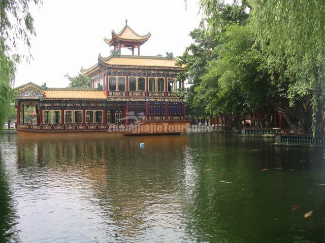 Guangzhou Yuexiu Park Beautiful Boat