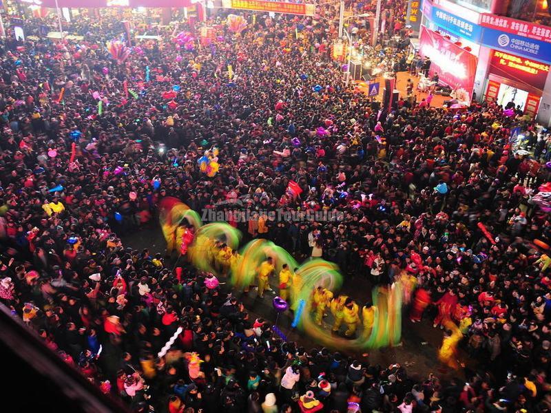 Zhangjiajie Locals Celebrate Lantern Festival